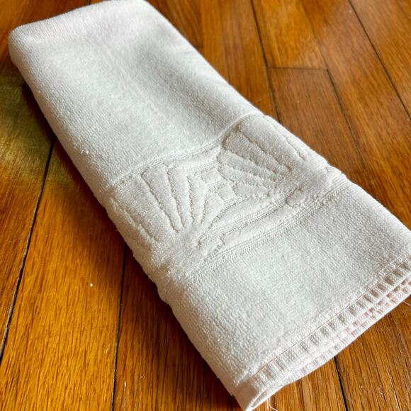 Vintage Fieldcrest Seashell Hand Towel – Soft Peach Cotton, Made in USA - Picture 7 of 13